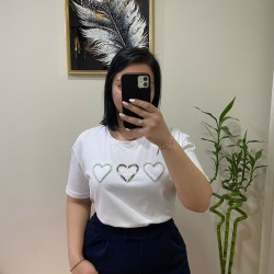 İnci Detaylı Üçlü Kalp Desenli Beyaz Oversize T-Shirt İnci Detaylı Üçlü Kalp Desenli Beyaz Oversize T-Shirt